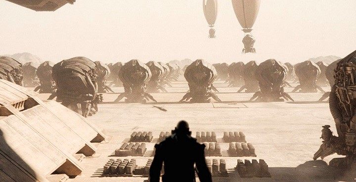 Adaptacja Villeneuve’a może i jest bezpieczniejsza, ale przynajmniej udało się ją dociągnąć do premiery bez wprawiania producentów w stan przedzawałowy. / źródło: The Comic Circus. - Film SF zbyt obłędny, by powstał - Diuna Jodorowskiego - dokument - 2024-01-17