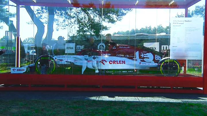 Tor Poznań projektowano w latach 70. z nadzieją na przyciągnięcie Formuły 1. Plan się niestety nie powiódł – choć bolidy F1 czasem do nas trafiały. (Zdjęcie z 2020 roku; szkoda, że tej maszyny nie wypuszczono wtedy z gabloty na asfalt...). Źródło: kanał Automobilklub Wielkopolski na YT. - Były wielkie RPG i strategie z Polski - kolej na samochodówki! Nasz motorsport mógłby wypełnić niszę po Gran Turismo i zawojować świat gier - dokument - 2024-08-06