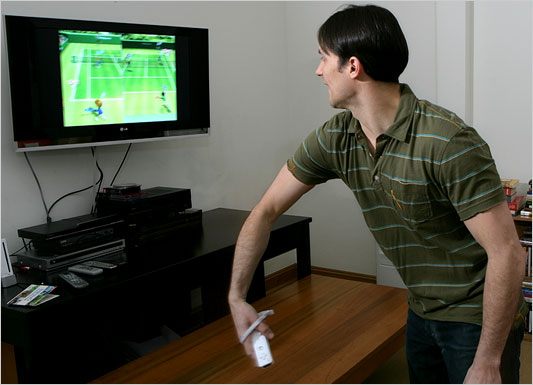 Telewizor mniejszy niż teraz, ale ruchu jakby więcej. Źródło: New York Times. - Kiedy wszyscy gonili za grafiką, Nintendo dało ludziom pilota. Wii było rewolucją, choć tylko na chwilę - dokument - 2026-06-12
