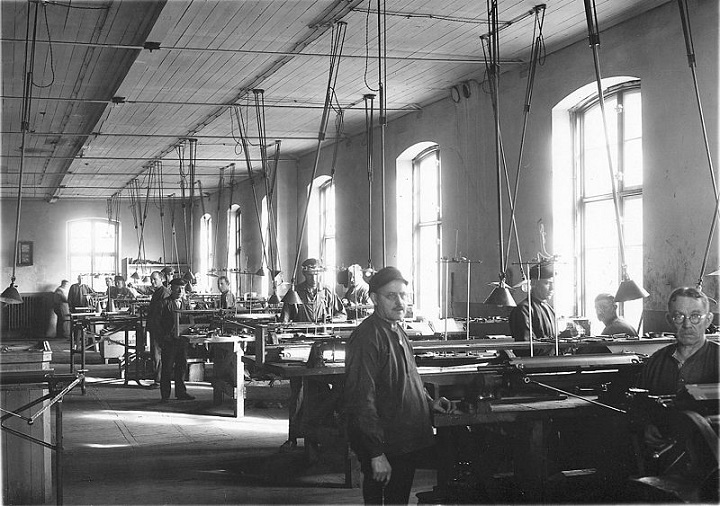 Wybitny ekonomista John Maynard Keynes jeszcze w 1930 roku sugerował, że w przeciągu stu lat będziemy pracować po 15 godzin tygodniowo. Jego przewidywania zdają się być dość dalekie od realizacji. - AI wymusi na polskiej edukacji skok w przyszłość. Rozmowa z Krzysztofem Majem - dokument - 2023-07-10