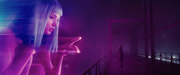 Wątek myślących i czujących istot tworzonych i „wycofywanych” przez korporacje to stały element futurystycznych dystopii, ale można się na niego natknąć także poza ramami science fiction. Źrodło: Blade Runner 2049, Denis Villeneuve, Warner Bros., 2017. - O prawo do wszczepu. Dlaczego potrzebujemy neuroregulacji? - dokument - 2023-08-07