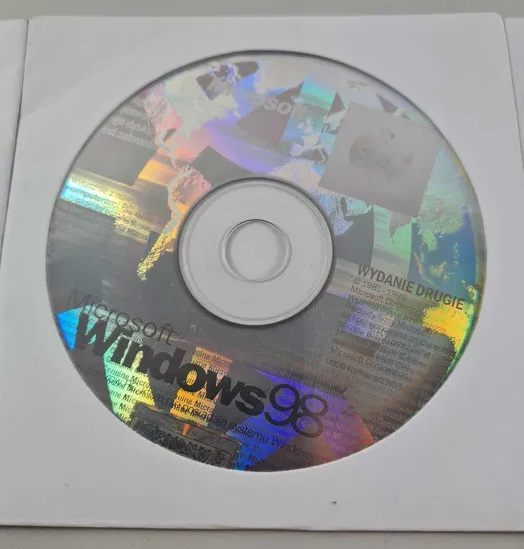 … i napęd obsługujący płyty CD. Źródło: Allegro - Najlepszy Windows? Wspominamy, jak zmieniał się system Microsoftu - dokument - 2021-10-12