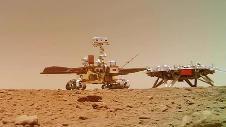 Chiński łazik Zhurong obok lądownika marsjańskiego. - Co Chińczycy osiągnęli w kosmosie? Lista jest imponująca - dokument - 2021-08-24