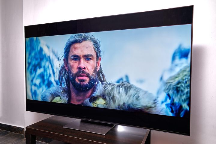 Pamiętajcie, że w jasnym pomieszczeniu musicie mieć jasny telewizor. Fot. Karol Ryka - 5 technologii w telewizorze, które pozwalają jak najlepiej wczuć się w ulubione filmy i seriale - dokument - 2022-07-12