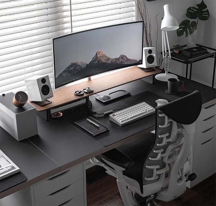 Głośniki AudioEngine są bardzo popularne, zwłaszcza w USA. Do lepszego grania potrzebują jednak ustawienia pod kątem. Źródło: Instagram @mekunotech. - Gaming bez obciachu. Zobacz minimalistyczne biurka - dokument - 2021-02-04