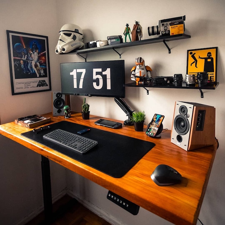 Pasja do Gwiezdnych wojen w połączeniu ze stanowiskiem pracy. Fotograf z Portugalii wybrał biurko podnoszone elektrycznie zamiast ALEXa, ale klawiatura to już „standardowy” Logitech MX Keys. Źródło: Instagram @jvportugal. - Gaming bez obciachu. Zobacz minimalistyczne biurka - dokument - 2021-02-04