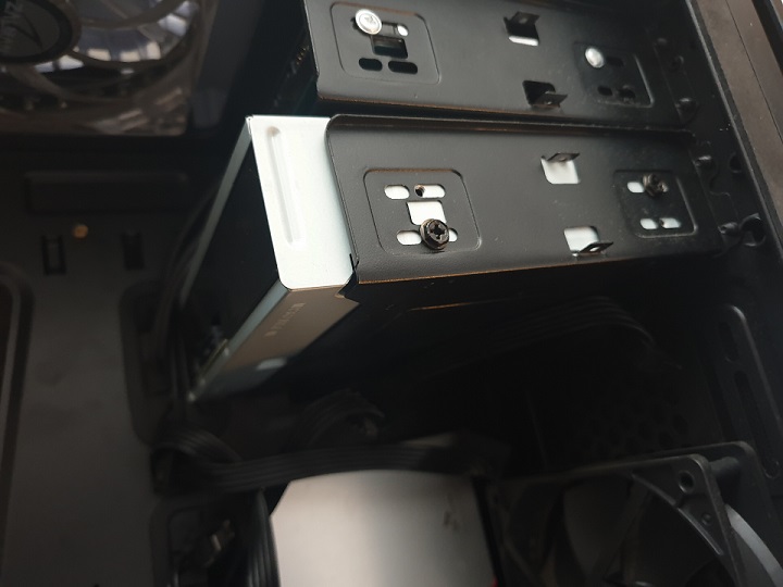 Na zdjęciu nagrywarka DVD zainstalowana w kieszeni 5,25” i przykręcona odpowiednimi śrubkami, które powinny być dostarczone razem z obudową. - 2018-12-28