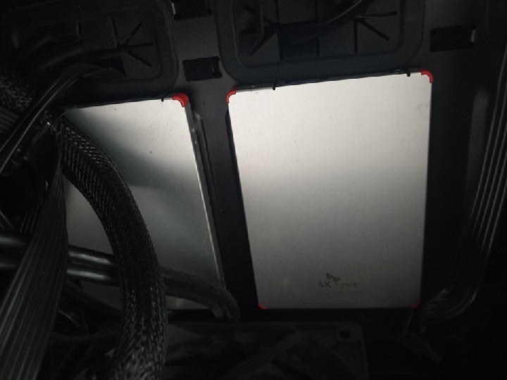 Dyski SSD zainstalowane w miejscu przeznaczonym na nie w obudowie i również przykręcone odpowiednimi śrubami z drugiej strony obudowy. - 2018-12-28