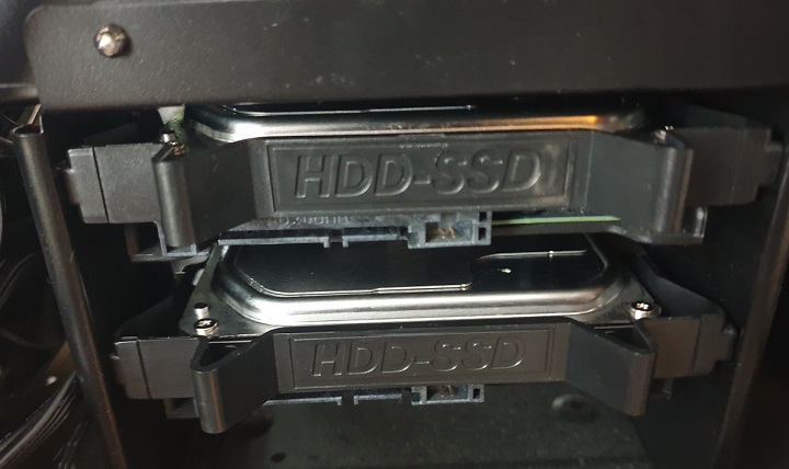 …a następnie wsunięty w miejsce do tego przeznaczone. Nie każda obudowa posiada plastikowe kieszenie, czasem w slot 3,5” należy przykręcić taki dysk tak samo jak napęd DVD. - 2018-12-28