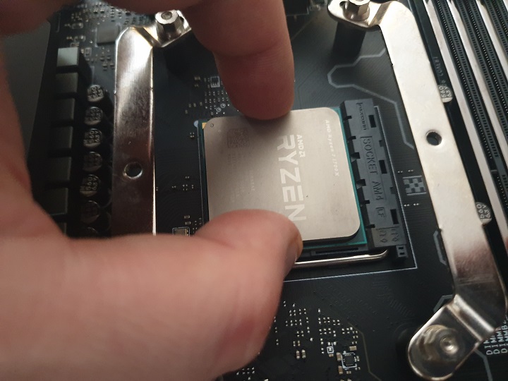 Możesz delikatnie sprawdzić, czy jest prawidłowo zainstalowany upewniając się palcami, że nie ma żadnych luzów. - 2018-12-28