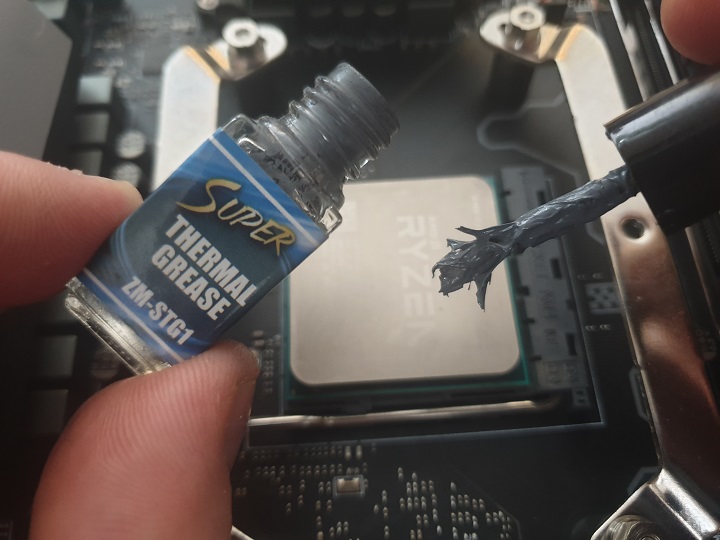 Aplikacja pasty termoprzewodzącej. Możesz pominąć ten krok, jeśli instalujesz boxowe chłodzenie z nałożoną już pastą na radiatorze, jednak zalecam wyczyszczenie radiatora z fabrycznej pasty (np. chusteczką higieniczną nasączoną alkoholem izopropylowym) zastąpienie jej czymś lepszym np. przedstawionym na zdjęciu Zalmanem zm-stg1. - 2018-12-28