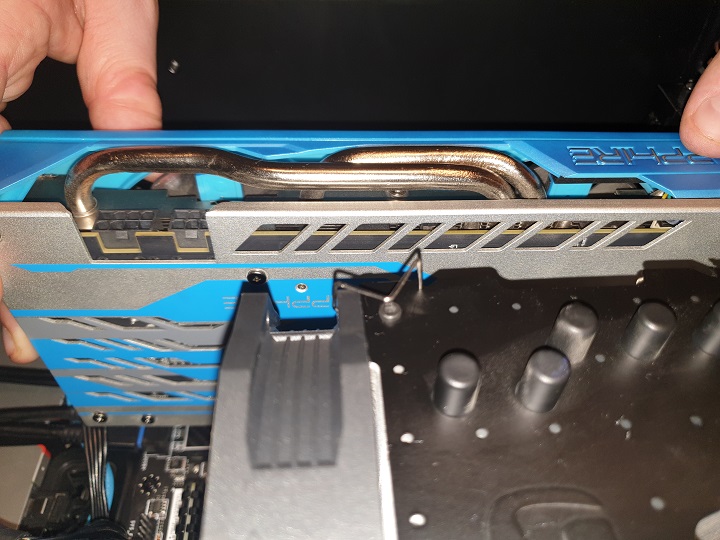 Umiejscawiamy naszą kartę w slocie PCI-E i dociskamy, aby usłyszeć kliknięcie zatrzasku. - 2018-12-28