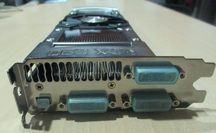 Za zupełnie niedzisiejszy można uznać zestaw wyjść wideo. W referencyjnym modelu dostępne były cztery złącza: 3 porty Dual-Link DVI oraz mini DisplayPort. Źródło: Pixabay - To była najlepsza karta graficzna. Sprawdziliśmy jak wypada 10 lat później - dokument - 2022-09-07