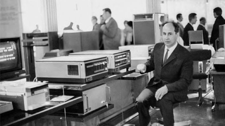 Jacek Karpiński i komputer K-202 na Targach Poznańskich. Źródło: Aleksander Jałosiński / FORUM, http://magazyn.o.pl/. - Geniusz kontra system - Jacek Karpiński i jego superkomputery PRL-u - dokument - 2024-10-02