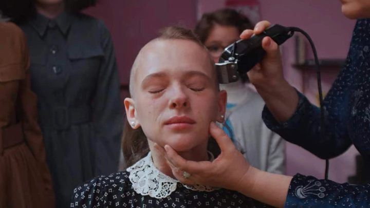 fot. Unorthodox, Netflix, 2020 - Najlepsze krótkie seriale na Netflixie, HBO MAX i Disney Plus - dokument - 2022-10-13