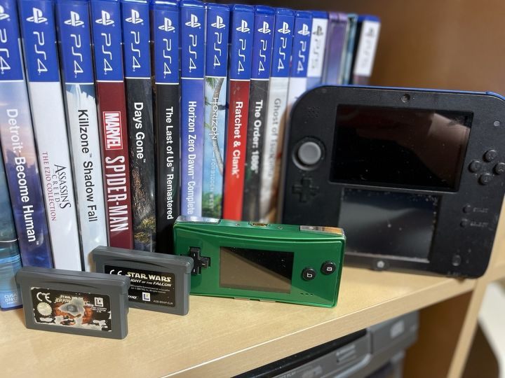 GBA Micro nie było wiele większe niż kartridże z grami na tę konsolę. Dla porównania w tle - Nintendo 2DS. Źródło: archiwum własne autora. - 25 lat temu jedna mała konsola rozpoczęła największą transformację w historii handheldów Nintendo - dokument - 2026-05-04