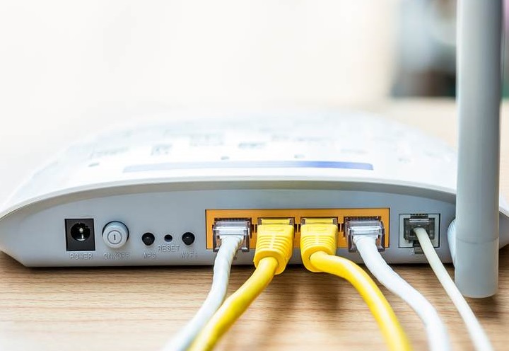 Sprawdzamy, czy za 60 zł miesięcznie można mieć w domu internet „po światłowodzie”. - Internet światłowód - ranking i porównanie ofert. Grudzień 2025 - dokument - 2025-12-02