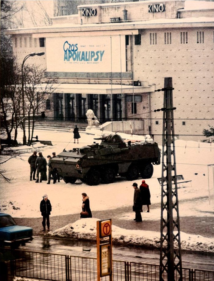 Czas apokalipsy, fotografia autorstwa Chrisa Niedenthala zrobiona w drugim dniu stanu wojennego. - Horror, który w pełni zrozumieją tylko Polacy? Cronos: The New Dawn nie straszy potworami, a wspomnieniem godziny policyjnej i terroru bezpieki - dokument - 2025-09-30