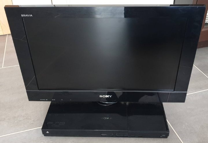 Dziś taki telewizor to prawdziwa gratka dla kolekcjonerów. | Źródło: reddit. - Ślepe uliczki technologii - sprzęt, który skończył na śmietniku historii - dokument - 2021-04-16