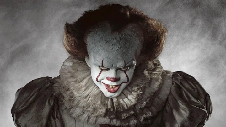 Aktorzy zostali świetnie dobrani – zarówno Bill Skarsgard, jak i młodsze/starsze wersje członków Klubu Frajerów. - Filmowe ekranizacje, po których sięgniecie po książki - dokument - 2021-12-24