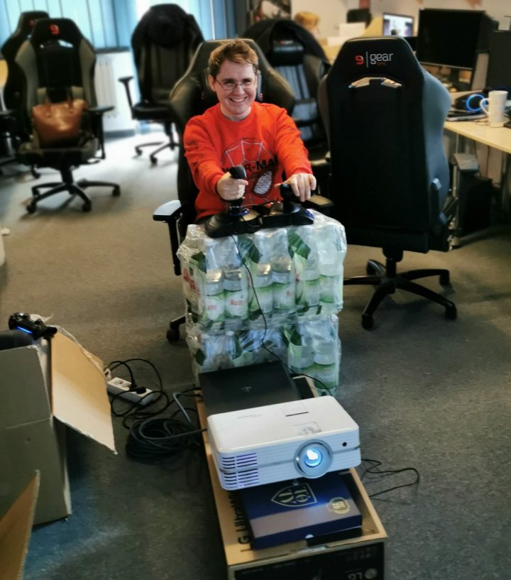 „Profesjonalny” symulator lotniczy można zrobić prawie wszędzie - sprawdziliśmy. - Kina się zamykają? Kup projektor do oglądania i grania - dokument - 2020-10-23