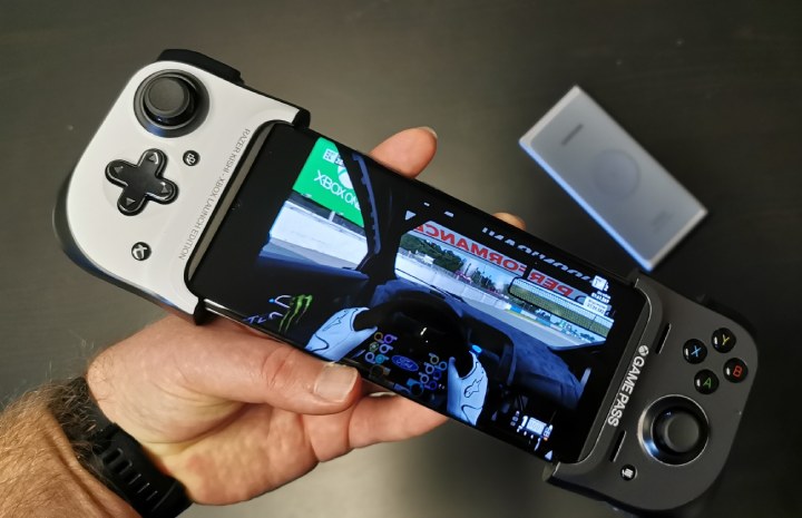 Jeśli na Twoim komputerze/konsoli kompletnie nie ma już miejsca, zawsze można spróbować grania w chmurze na smartfonie. - 500 GB to za mało - przez te gry musimy kupić większy dysk - dokument - 2020-10-30