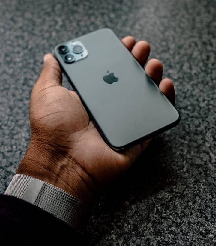 iPhone 11 Pro dość komfortowo powinien zmieścić się w większości rąk. - Telefony, które obsłużysz jedną ręką - ranking małych smartfonów - dokument - 2023-10-05