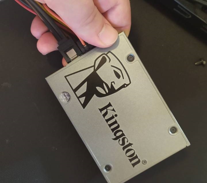 Rzadko się zdarza, aby to dysk SSD był winowajcą problemów z uruchomieniem komputera. Niemniej jego również warto odłączyć podczas testów, aby mieć 100% pewności. - Komputer nie chce się włączyć - pierwsza pomoc dla PC - dokument - 2023-11-02