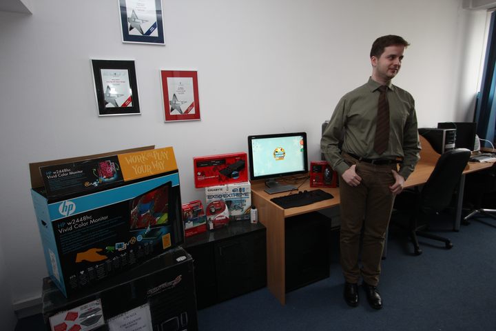 W 2009 roku ufundowaliśmy nagrodę wartą 20 tysięcy złotych. Był to superkomputer chłodzony cieczą, który i tak poległ z GTA IV odpalonym w maksymalnych detalach. - GRYOnline.pl ma już 20 lat - oto nasza historia - dokument - 2021-01-01