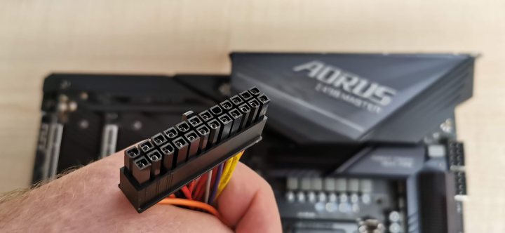 Przez taką 24-pinową wtyczkę do naszej płyty głównej będzie dostarczany prąd z zasilacza. - Jak prawidłowo zamontować płytę główną w komputerze - dokument - 2020-09-11