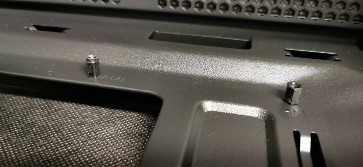 Kołki dystansowe – to na nich „kładziemy” płytę główną. - Jak prawidłowo zamontować płytę główną w komputerze - dokument - 2020-09-11