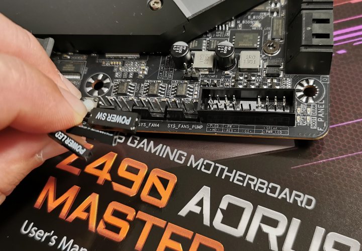 Podłączenie panelu przedniego potrafi być nieco uciążliwe, tutaj zazwyczaj warto zerknąć do instrukcji. - Jak prawidłowo zamontować płytę główną w komputerze - dokument - 2020-09-11