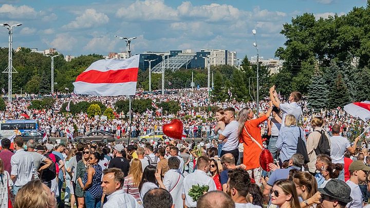 Symbolem protestów na Białorusi jest historyczna, biało-czerwono-biała flaga tego kraju, zastąpiona przez Łukaszenkę obecną – z zielonymi elementami. Fot. Homoatrox/Creative Commons. - Żywie Biełaruś! Które gry kupić, by wesprzeć deweloperów zza Bugu? - dokument - 2020-08-21