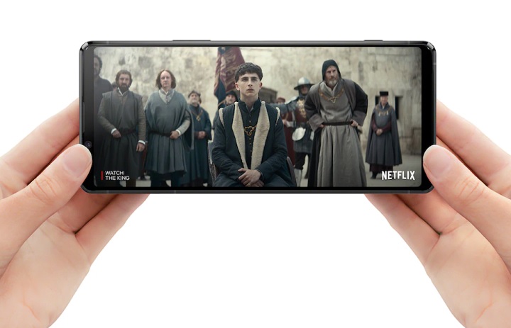 W topowym smartfonie za takie pieniądze chciałoby się nieco większej jasności ekranu. Źródło: Sony - Najlepsze telefony do oglądania filmów - dokument - 2021-01-02