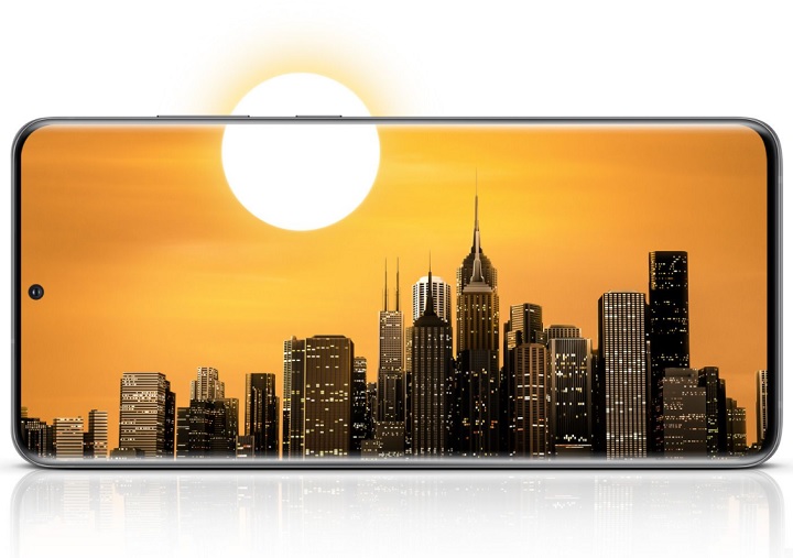 Dla wielu dużym atutem będzie tylko lekko zakrzywiony wyświetlacz. W zasadzie można pokusić się o określenie go płaskim. Źródło: Samsung - Najlepsze telefony do oglądania filmów - dokument - 2021-01-02