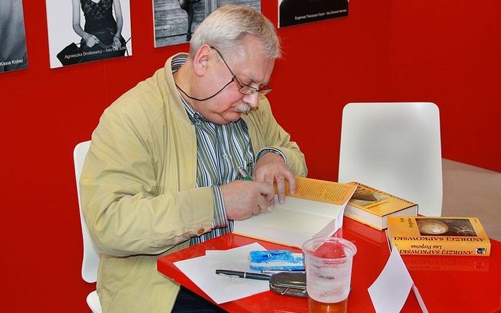 „Możemy nosić chińskie ciuchy, jeździć czeskimi autami, patrzeć w japońskie telewizory, gotować w niemieckich garnkach hiszpańskie pomidory i norweskie łososie. Co do kultury, to jednak wypadałoby mieć własną”. (2005; fot. Packa / Creative Commons) - Andrzej Sapkowski o sobie, grach i kosmosie – cytaty mistrza gier wideo - dokument - 2019-11-16