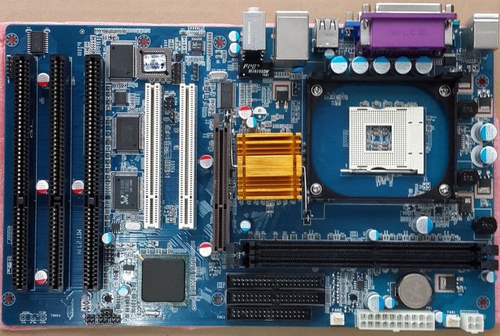 W przypadku klucza OEM wymiana płyty głównej może oznaczać konieczność ponownego zakupienia systemu – chyba, że przypiszecie licencję do konta Microsoft.