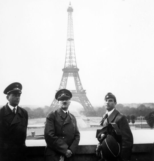 Zdjęcia takie jak powyższe jednoznacznie świadczą o symbolicznym znaczeniu wieży Eiffla. Korzystając z okazji, należy wspomnieć, że według autorów Assassin’s Creed Adolf Hitler wcale nie popełnił samobójstwa – jak nietrudno się domyślić, padł ofiarą jednego z asasynów, który zakończył europejski etap II wojny światowej.