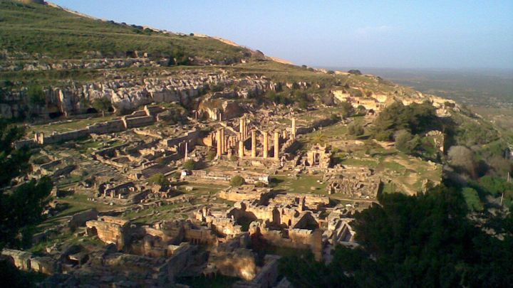 Odkryta na terenie Cyreny kolumnada daje jako taki obraz tego, jak wyglądała Cyrena, nim została zrównana z ziemią przez trzęsienie ziemi i najazdy arabskie. - 2017-11-12