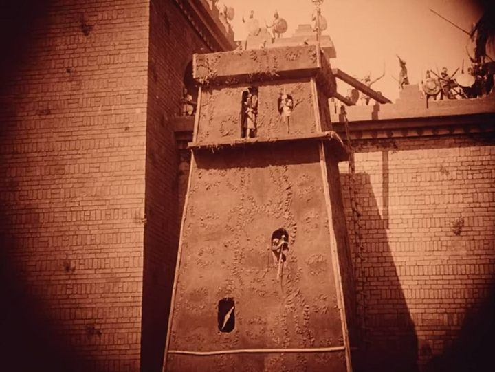 Sceny batalistyczne w Nietolerancji wykorzystywały wysokie mury oraz specyficzne konstrukcje oblężnicze – Władca Pierścieni dorzucił do tego wszystkiego chociażby ogromne słonie. - 10 filmów, bez których nie byłoby Władcy Pierścieni i Marvela - dokument - 2021-10-21