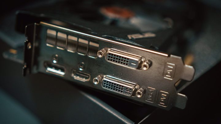 Gdzie się wpiąć? Fot. Unsplash - Czym podpiąć monitor do PC, żeby uniknąć problemów - dokument - 2022-05-16