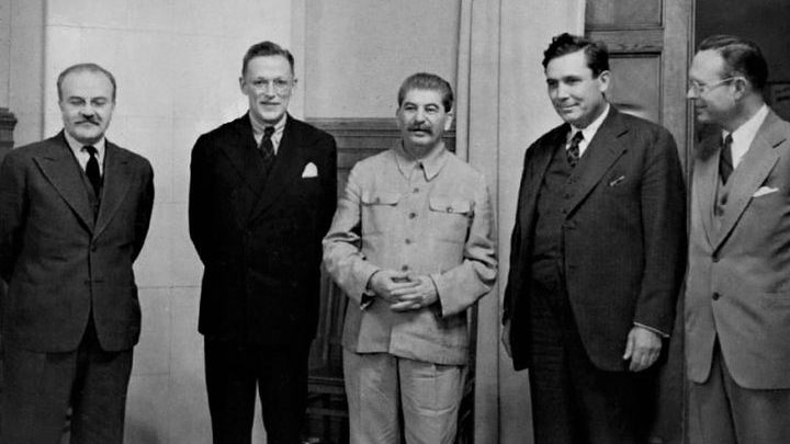 1942 rok, Stalin w towarzystwie osobistego wysłannika prezydenta USA – Wendella Willkie. - Gry, w których możesz zabić Hitlera – dlaczego ciągle marzymy o zemście? - dokument - 2019-09-01