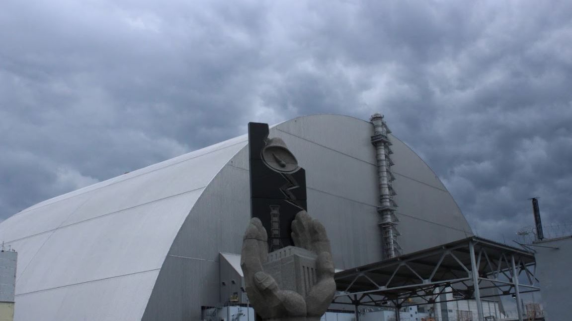 Sarkofag nasunięty na zniszczony budynek 4 bloku elektrowni w Czarnobylu. - 5 mitów o energetyce jądrowej - dokument - 2021-09-20