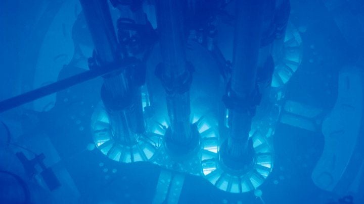 Promieniowanie Czerenkowa w reaktorze doświadczalnym w Idaho National Laboratory. Źródło: Wikimedia - 5 mitów o energetyce jądrowej - dokument - 2021-09-20