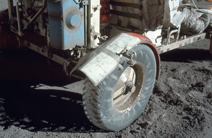 Jeden z przykładów „nieziemskich” możliwości taśmy naprawczej. - 5 wynalazków, które powstały dla armii, a dziś korzystamy z nich na co dzień - dokument - 2022-02-28