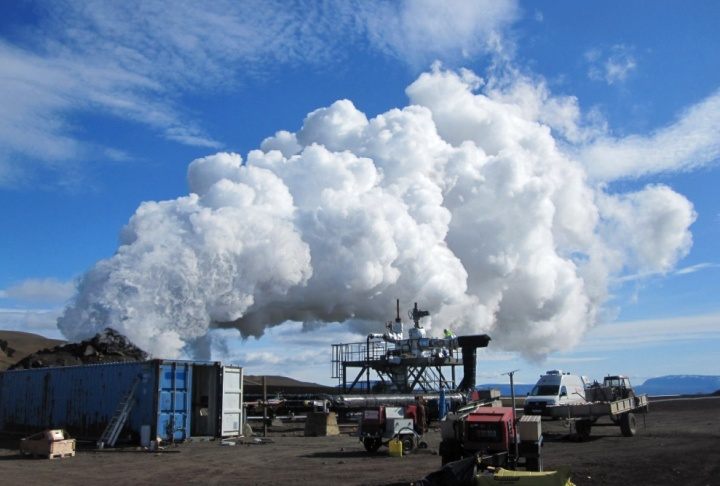 Upust przegrzanej pary z odwiertu. Źródło: IDDP / Kristian Einarsson - 5 sposobów na produkcję energii, które mogą być naszą przyszłością - dokument - 2022-01-31