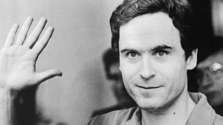 Ted Bundy, jeden z najsłynniejszych seryjnych morderców, do dziś wzbudza niesamowitą fascynację. Powstały niezliczone książki, dokumenty, a także filmy fabularyzowane na jego temat, niejednokrotnie próbujące uchwycić jego osobowość i motywacje. - „To obrzydliwe! Nie mogę przestać oglądać!” Jak chorobliwa ciekawość ciągnie nas do mocnych treści? - dokument - 2024-02-26