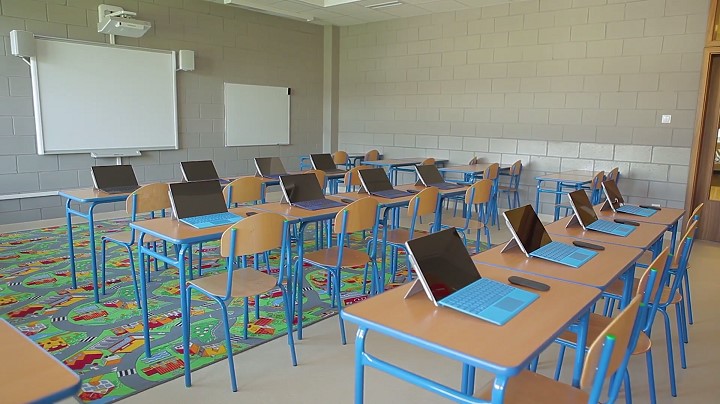 Do takich stanowisk w polskich szkołach jeszcze daleko, ale może kiedyś odbierając nasze wnuki ze szkoły będziemy mogli zobaczyć podobne sale lekcyjne. - Czy smartfony zamienią przyszłe pokolenia w zombie? - dokument - 2019-08-26