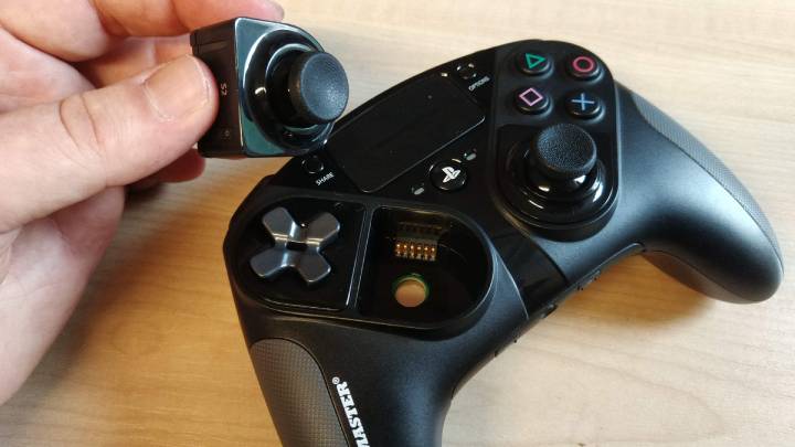 Możliwość zamiany miejsca położenia krzyżaka i lewego analoga to bardzo wygodna opcja. - Czy pady dla „pro” graczy mają sens? - dokument - 2019-10-28