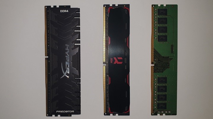 Pamięci typu DDR4 mogą wyglądać bardzo różnie, ponieważ w dobie obudów z oknami, zaczęto dodawać wymyślne radiatory, które przy okazji odbierania ciepła urozmaicają wygląd naszych podzespołów. Oczywiście nadal dostępne są pamięci bez zbędnych bajerów, ale jest ich na rynku stosunkowo mało. - Tania pamięć RAM do gier - co wybrać? 8, 16, czy 32 GB? - dokument - 2019-10-21